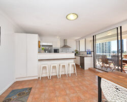 30 5 Queensland Avenue Broadbeach SOLD